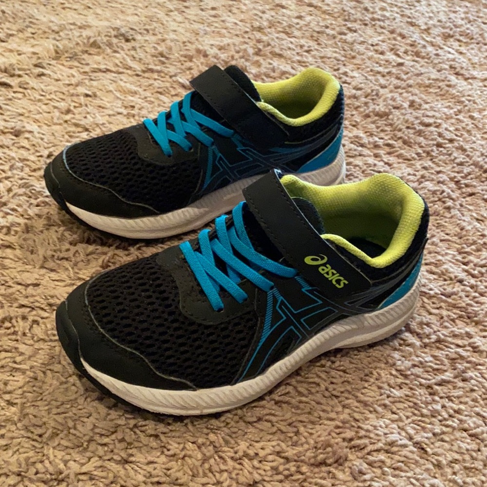Boys Asics Contend 7 running shoes. Size K13.